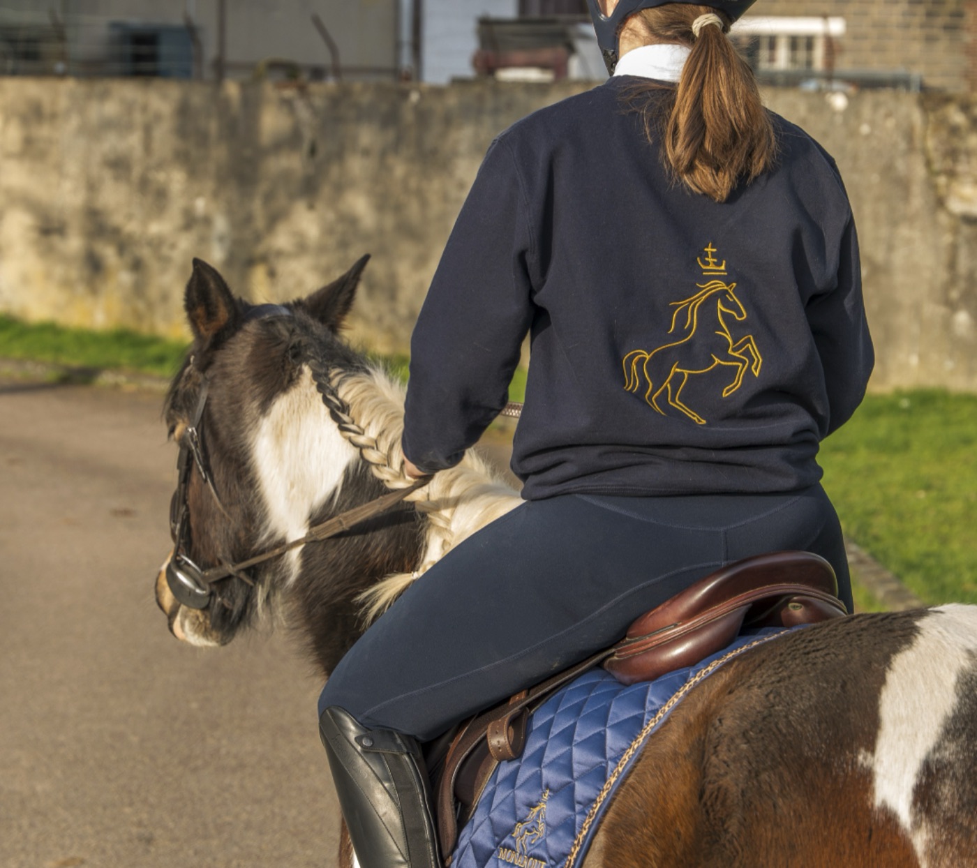 Cavalière de dos sur son cheval, sweat brodé