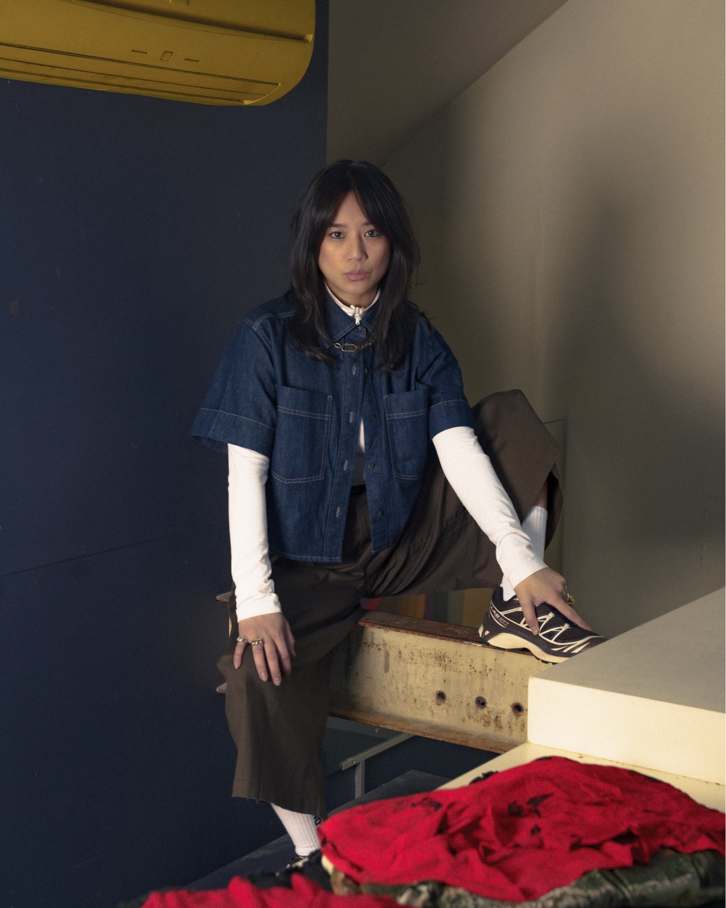 Mylène photographiée pour Behind dans un univers éditorial mode.