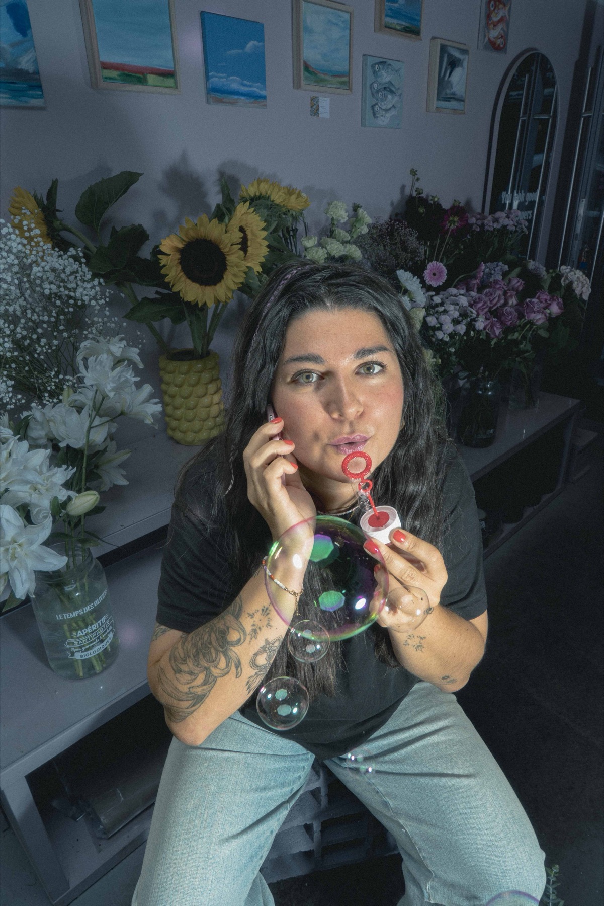 Photographie du shooting de Margarida Studio Florale, entre fleurs colorées, flash et mise en scène pop.