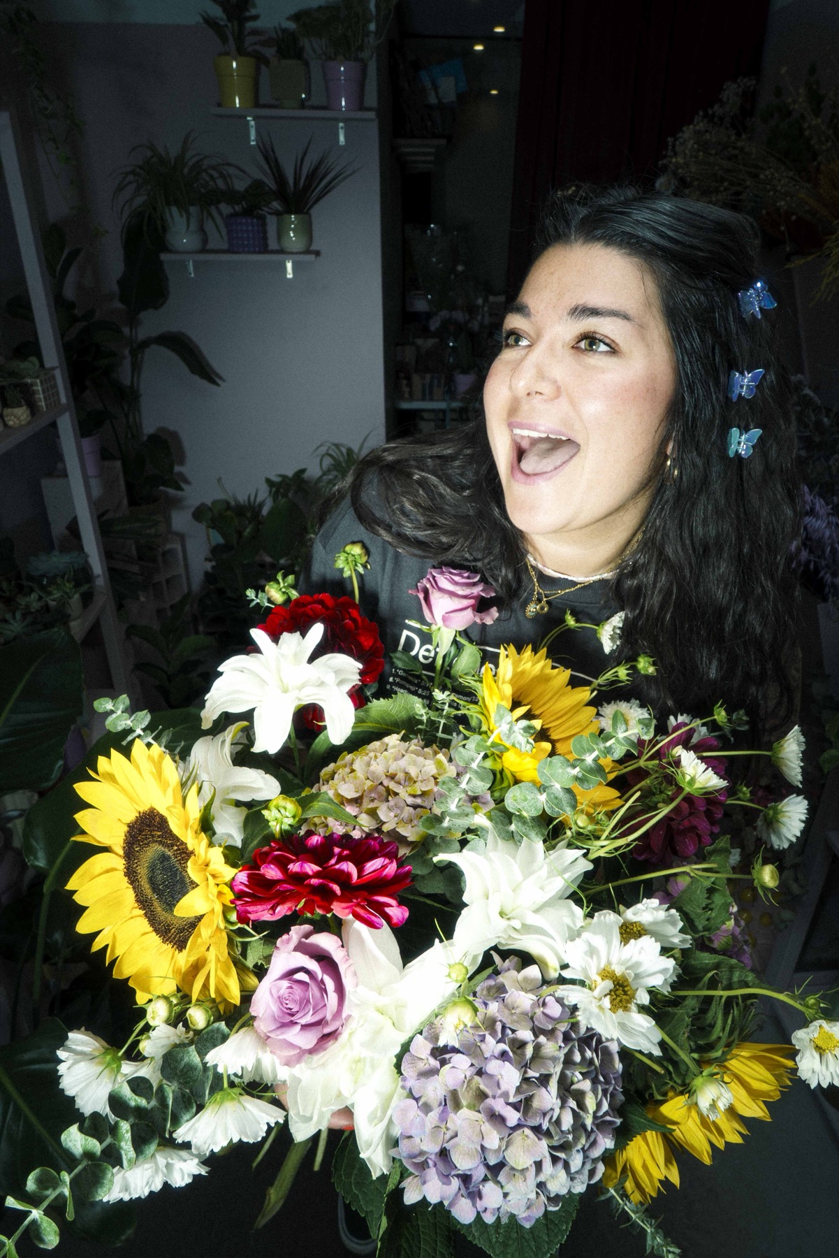 Photographie du shooting de Margarida Studio Florale, entre fleurs colorées, flash et mise en scène pop.