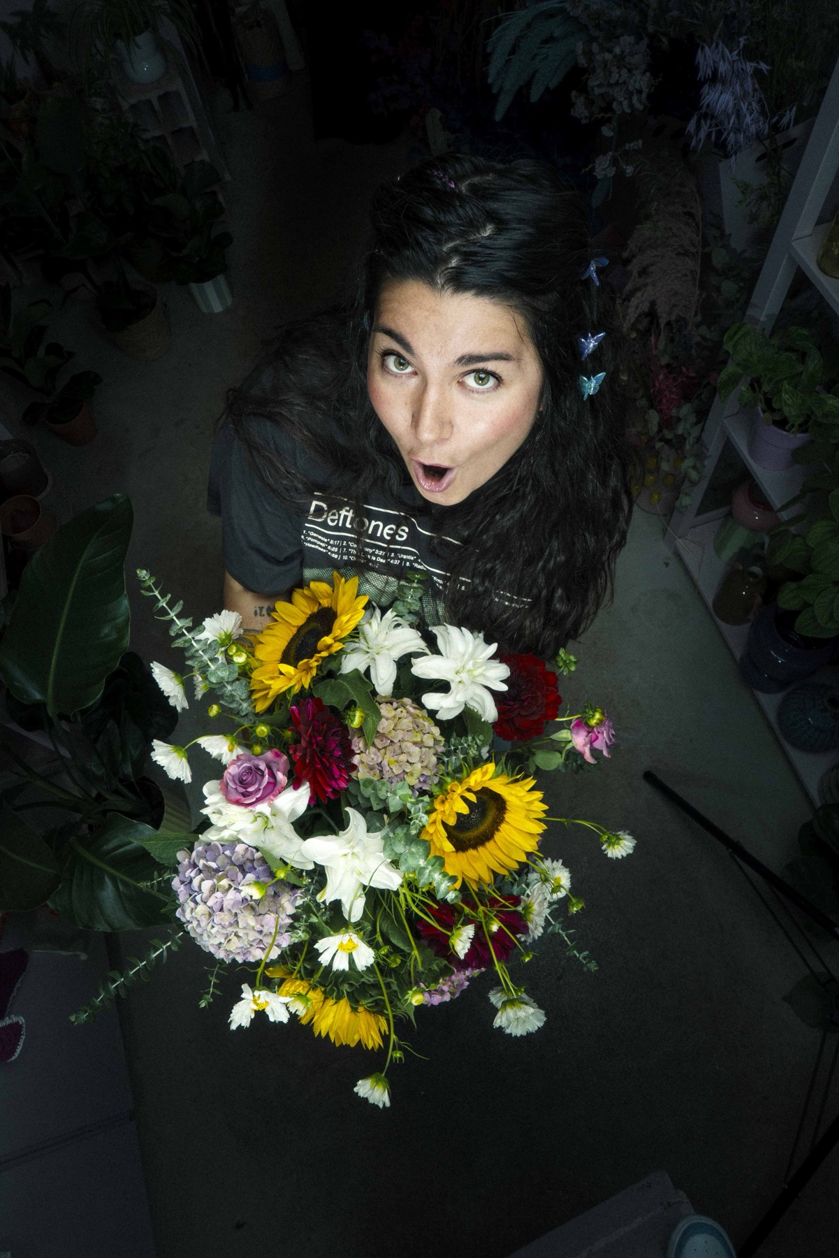 Photographie du shooting de Margarida Studio Florale, entre fleurs colorées, flash et mise en scène pop.