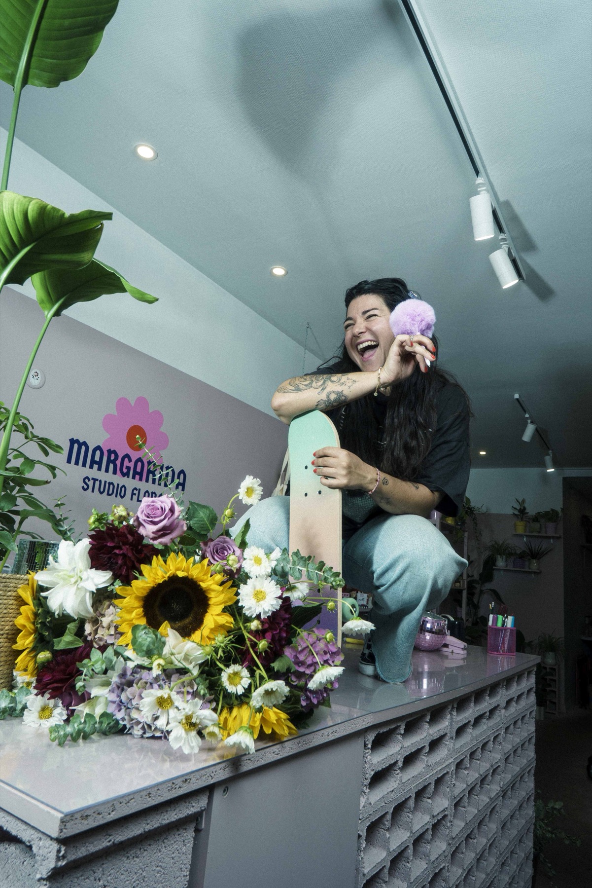 Photographie du shooting de Margarida Studio Florale, entre fleurs colorées, flash et mise en scène pop.