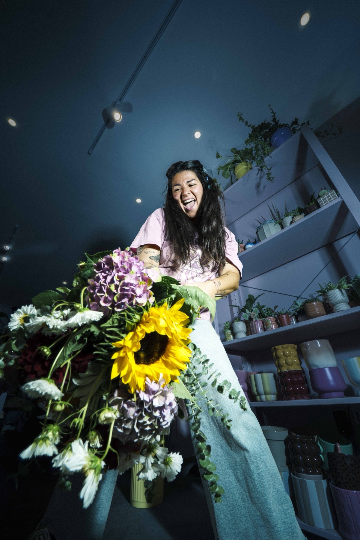 Photographie du shooting de Margarida Studio Florale, entre fleurs colorées, flash et mise en scène pop.