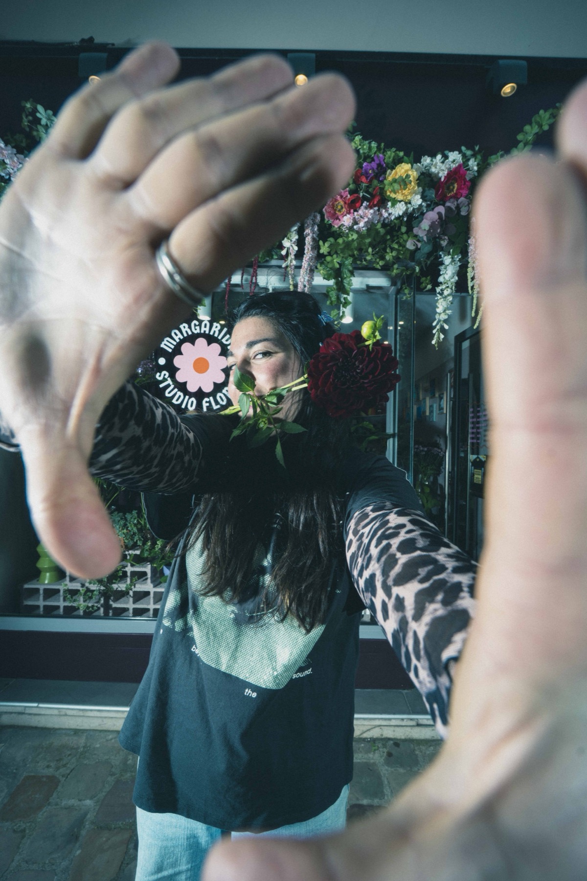 Photographie du shooting de Margarida Studio Florale, entre fleurs colorées, flash et mise en scène pop.