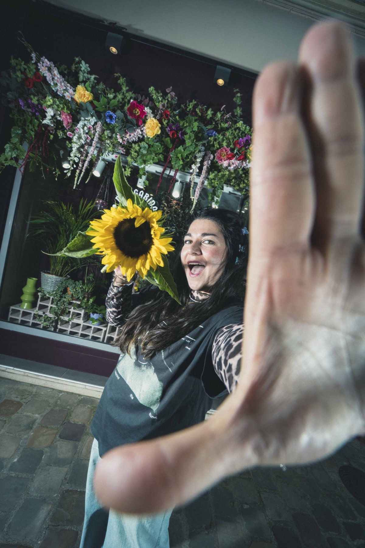 Photographie du shooting de Margarida Studio Florale, entre fleurs colorées, flash et mise en scène pop.