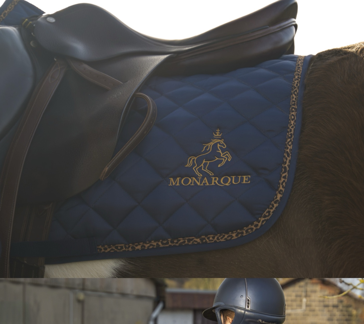 Tapis de selle bleu brodé d'un logo doré
