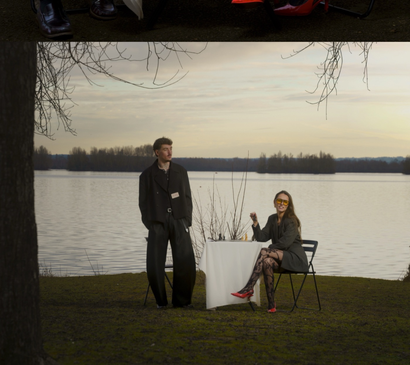 Couple au bord d'un lac au coucher du soleil, petite table nappée
