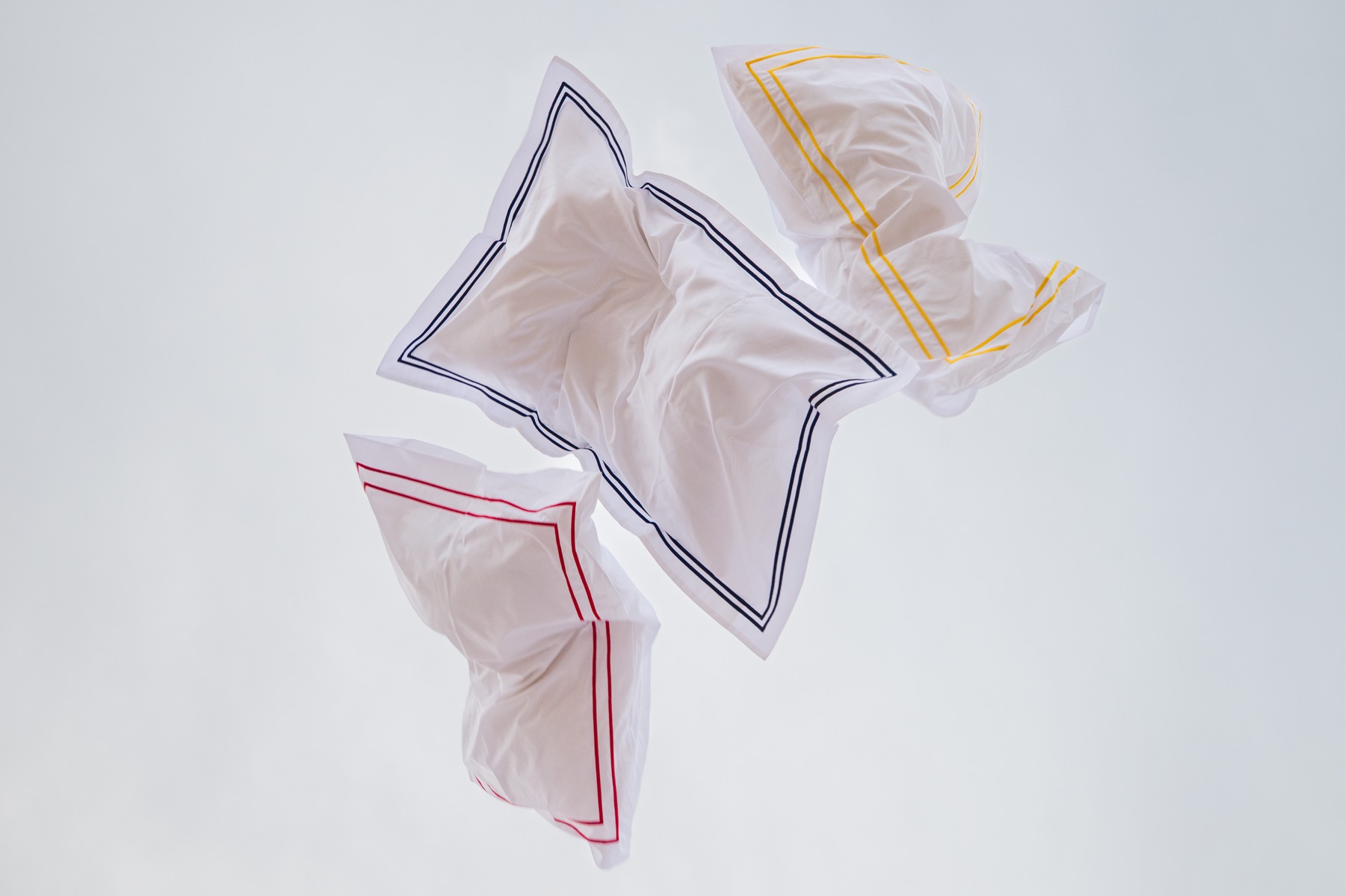 Photographie éditoriale de linge de maison pour Suites 22 Home Collection à Deauville.