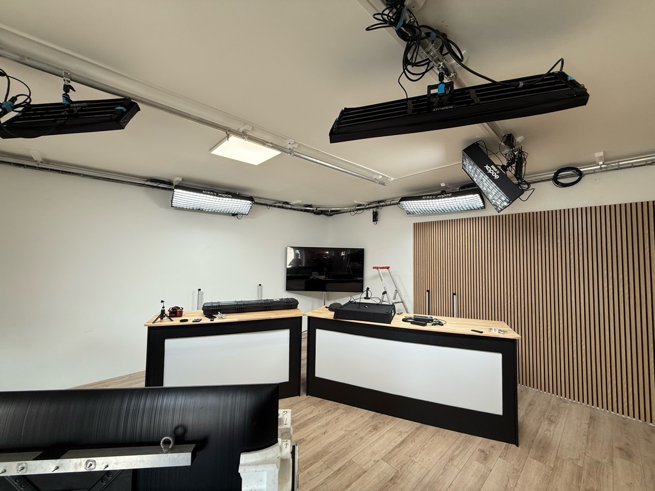 Éclairages suspendus et traitement mural du studio web TV