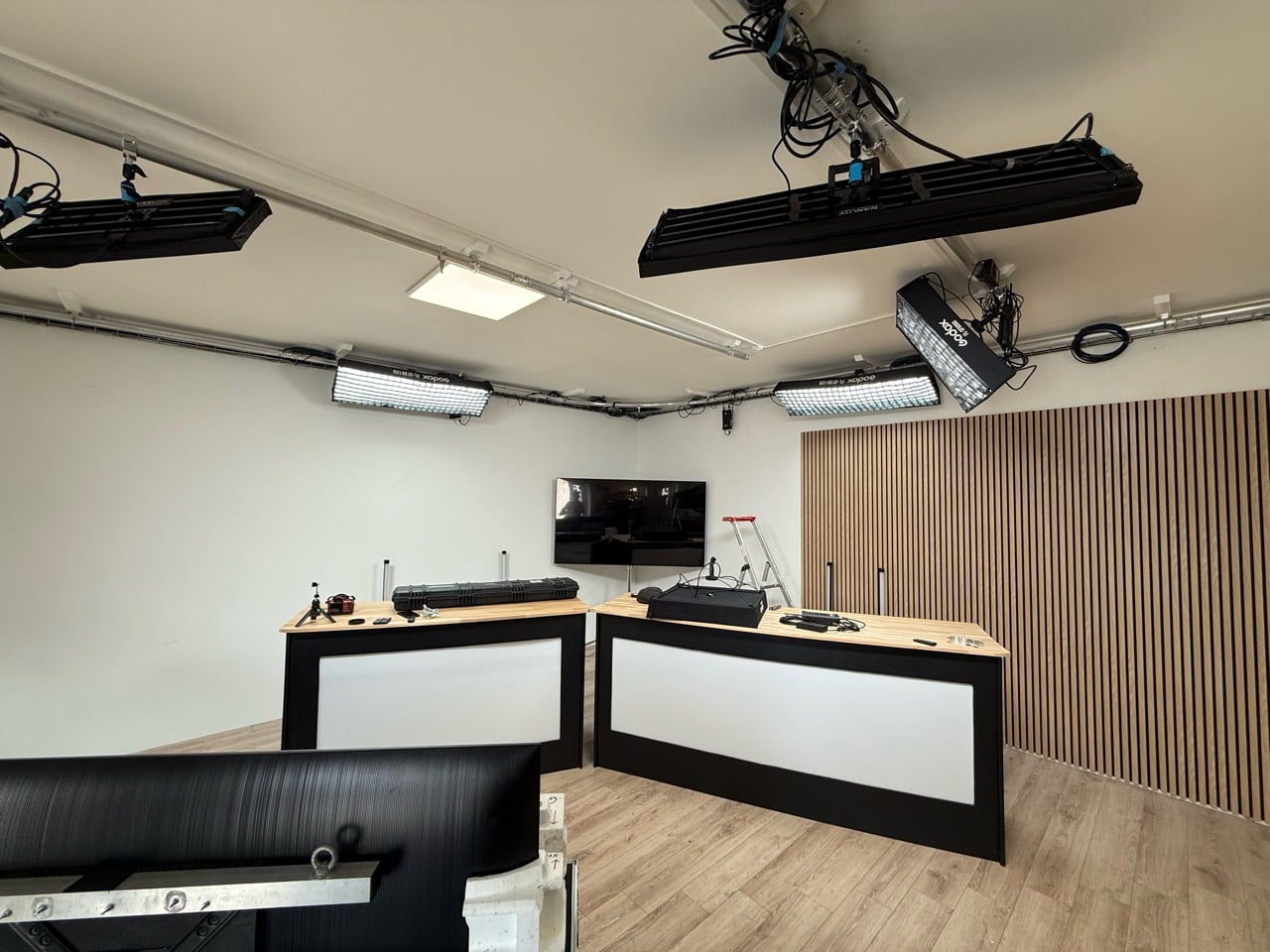 Éclairages suspendus et traitement mural du studio web TV