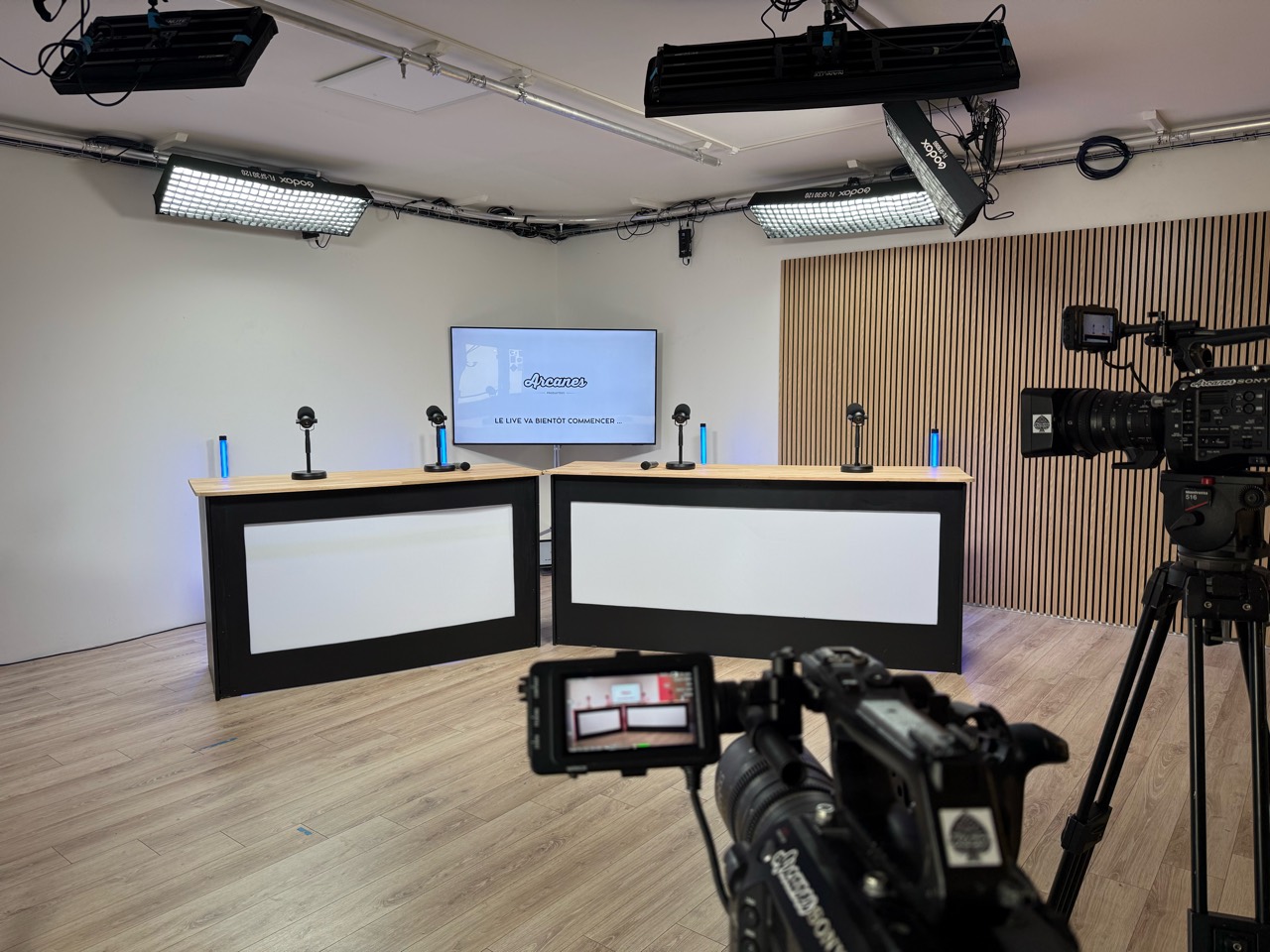 Plateau web TV équipé de plusieurs caméras, microphones et éclairages