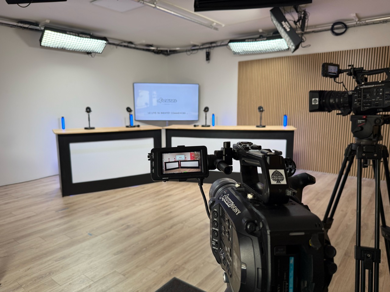 Plateau du studio podcast et web TV avec deux caméras professionnelles au premier plan